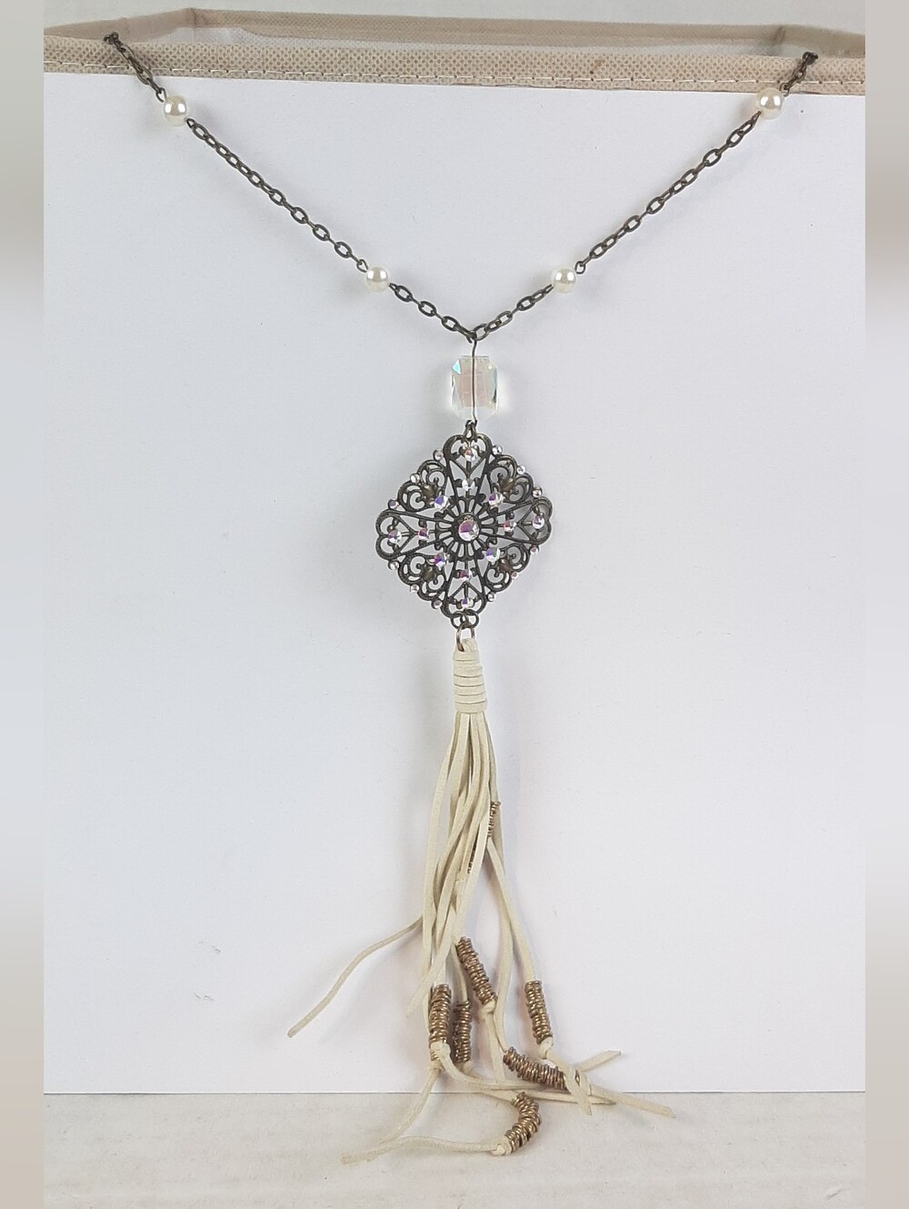 Long Elegant Jeweled Pendant With Tassel Sratement Necklace